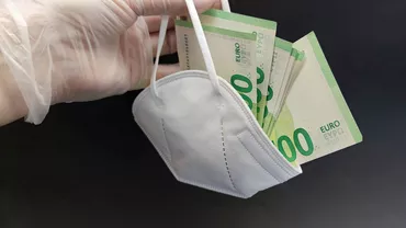 Medic oncolog din Suceava, acuzat că a luat mită de 280 de ori într-o singură lună / Ea ar fi primit bani, miere de albine, cașcaval, parfumuri și carne de porc