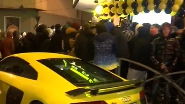 Tzanca Uraganul s-a lansat în lumea afacerilor! Cozi uriașe pentru o shaormă gratis oferită de celebrul manelist