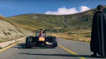 Transalpina, circuit de Formula 1. Imagini spectaculoase de pe cea mai înaltă șosea din România cu monopostul lui Verstappen care s-a întâlnit cu un vampir și cu mielul Vasilică (VIDEO)