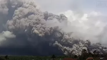 Vulcanul indonezian Semeru a erupt! Mii de localnici au fost evacuați (VIDEO)