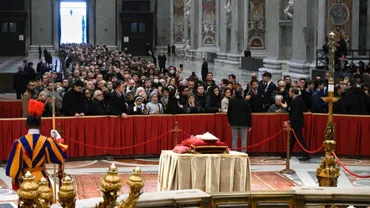 Funeraliile fostului Papă Benedict al XVI-lea: Zeci de mii de oameni participă la slujba oficiată de Papa Francisc (VIDEO)