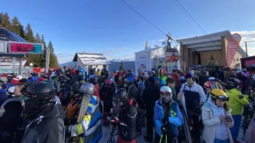 Peste 4.000 de persoane au blocat telegondola de la Sinaia. Vânzarea de cartele a fost sistată pentru cei care vor să practice sporturi de iarnă: „Nu am mai văzut aşa ceva niciodată”
