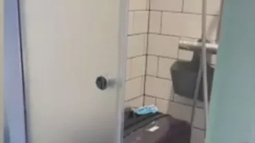 Garsonieră de 9 metri pătrați închiriată cu 600 de euro: „Aici e dușul, unde îmi țin și geamantanul”