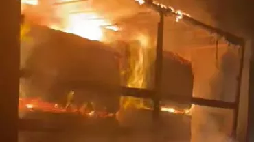 Incendiu pe autostrada A10 Alba Iulia – Turda. Un autocamion încărcat cu deșeuri din carton a luat foc