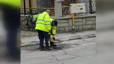 Muncitorii au asfaltat un drum din Târgu Jiu cu picioarele