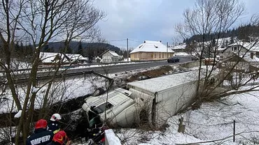 Cursă contracronometru pentru salvarea șoferului unui camion răsturnat în albia unui râu: ”Picioarele erau blocate, apa intrase în cabină”