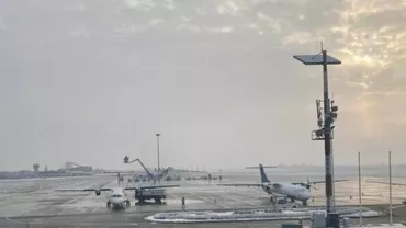Zborurile spre/din Aeroportul Otopeni, afectate din cauza ninsorii: Întârzieri mari la mai multe zboruri. Unde poți afla informații în timp real despre situația curselor aeriene(VIDEO)