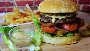 Cât costă un burger în aeroportul Otopeni. Este mai scump decât în restaurantele de lux