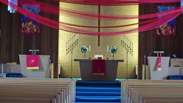 Bistriţa-Năsăud: Trei tineri au fost reținuți după ce au furat mai multe bunuri dintr-o biserică penticostală