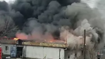Incendiu puternic la un depozit situat la intrarea în Capitală. Pompierii intervin cu 12 autospeciale (VIDEO)