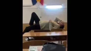 Profesor filmat cum stă întins pe catedră. Elevă: „Domnu', vreți să vă facem un masaj? / Inspectorul școlar general: „N-am cuvinte. E halucinant!” (VIDEO)
