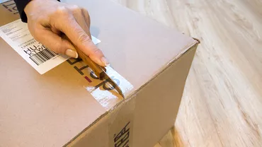 Un sucevean a furat colete cu electronice și încălțăminte, dintr-o mașină de curierat