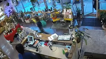 Un băiețel de 10 ani a reușit să scape de o femeie care îl urmărea pe drumul de la școală spre casă. Cum s-a salvat