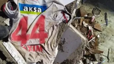 Un tricou al fotbalistului român Alexandru Maxim care joacă la Gaziantep, descoperit printre ruinele din Turcia