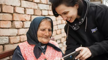 Interviu cu fotografa Patricia Marina Toma, realizatoarea expoziției Oamenii Satelor: În România, bătrânețea înseamnă boală și singurătate