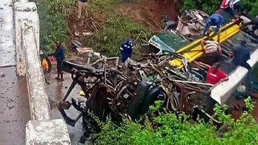 Cel puțin 20 de morți și zeci de răniți după un accident între un autobuz și o dubă blindată, în Africa de Sud (FOTO)