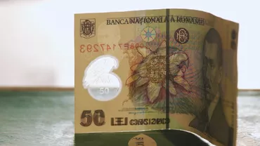 Un curier a fost plătit cu bani de jucărie. Pe bancnote scria că sunt de jucărie dar bărbatul a fost păcălit de textura lor