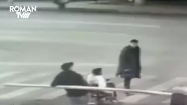 Scene extrem de violente în Roman: Un tânăr a fost târât din scaunul cu rotile şi bătut. O persoană ar fi fost înjunghiată (VIDEO)