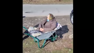 Golești: Bătrână cu picioarele amputate, cărată cu roaba de vecini până la spital și înapoi acasă. Ce spune primarul (VIDEO)
