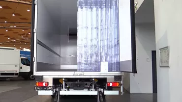 Cadavrul unui bărbat, găsit într-un container frigorific de un șofer care transporta alimente la un supermarket