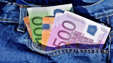 Bancnote de lei și de euro au zburat pe un pod din Satu Mare. Într-un final acestea au fost predate polițiștilor