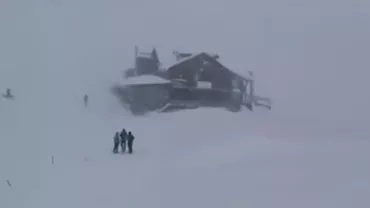 Turiştii care au rămas blocaţi la Bâlea Lac au fost coborâţi de salvamontiști după o zi (VIDEO)