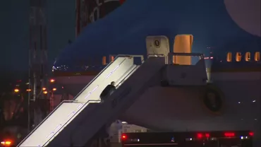 Joe Biden s-a împiedicat din nou pe treptele avionului prezidențial Air Force One, la plecarea din Varșovia (VIDEO)