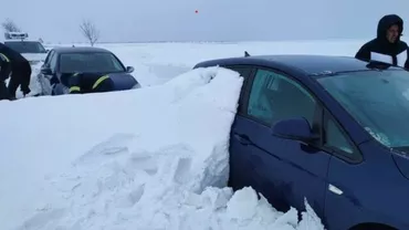 Autoturisme blocate de zăpadă în zona Poiana Vadului din Munţii Apuseni