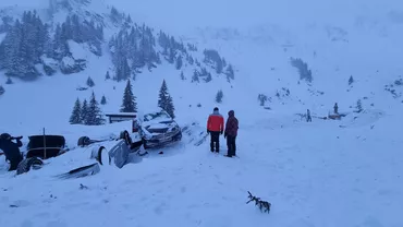 Drumul era închis cu barieră: Poliția verifică modul cum au pătruns cu mașinile turiștii prinși de avalanșă la Cabana Capra