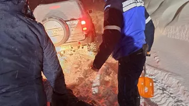 Intervenţie de urgenţă a jandarmilor montani. Au salvat 80 de oameni blocaţi în zăpadă