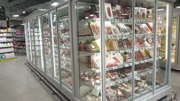 Carne cu plastic într-un supermarket găsită de o femeie din București / Ce au spus reprezentanții magazinului