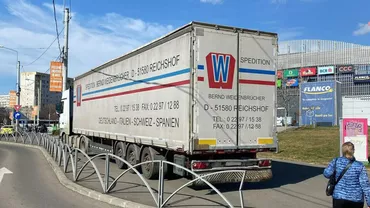 Un șofer a parcat camionul în fața unui mall din Sectorului 2: „Amenda maximă pare în continuare prea mică”