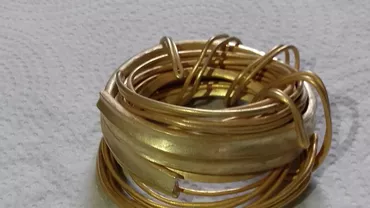 Descoperire impresionantă: A descoperit brățări de aur vechi de peste trei milenii sub gunoiul abandonat în apropierea primăriei