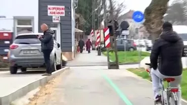 Sătmărenii sunt revoltați de cea mai nouă investiţie a Primăriei. Slalom printre stâlpi pe noua pistă de biciclete: „Am rămas şocat”