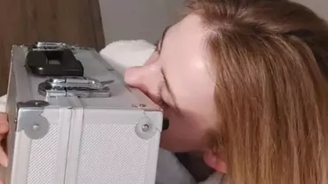 O femeie din Rusia se iubește cu o valiză. Femeia susține că s-a căsătorit cu ea: Oamenii nu-mi înțeleg sentimentele