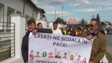 Protest neobișnuit în Dâmbovița. Părinții refuză să își mai trimită copiii la școală din cauza unui elev nou