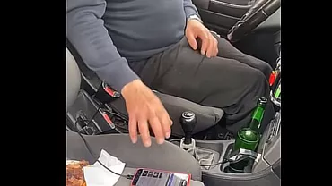 Șofer oprit în trafic, cu o alcoolemie de 1,53, cu friptură pe scaunul din dreapta, muzică la maxim și o bere desfăcută (VIDEO)