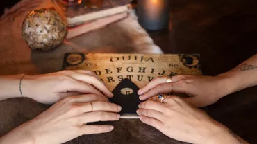 Mai multe tinere au leșinat într-un mod misterios, după ce s-ar fi jucat cu o tablă de spiritism