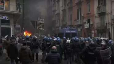Violențe la Napoli, înaintea meciului de fotbal din Liga Campionilor dintre echipa italiană şi Frankfurt / O mașină de poliție a fost incendiată