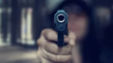 Un elev de liceu din Colorado este căutat de poliție, după ce a împușcat doi angajați ai unității școlare și a fugit de la fața locului