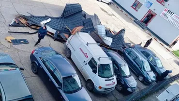 Acoperişul clădirii Inspectoratului de Jandarmi Judeţean Suceava, smuls parţial de vânt/ Opt autoturisme parcate în apropiere au fost avariate