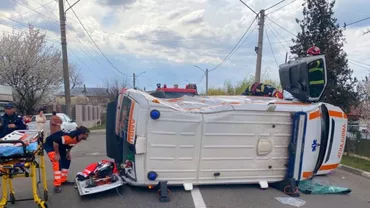 O ambulanță cu un copil s-a răsturnat la Urziceni. Un șofer nu i-a acordat prioritate