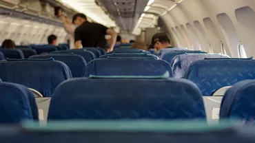 Moment jenant într-un avion! Motivul pentru care un bărbat i-a cerut unui pasager 150 de dolari: „Presupun că și-a cumpărat două”