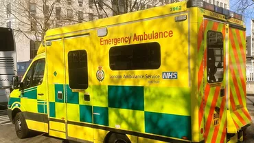 Sfârșit tragic pentru o pensionară, după ce a așteptat trei ore după o ambulanță, în Anglia: „Nu i s-a dat șansa” / Ce au declarat autoritățile