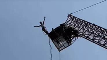 Momentul îngrozitor în care se rupe coarda de care era prins un bărbat care făcea bungee jumping, surprins într-o filmare