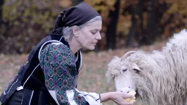 O cercetătoare a portului românesc critică alegerea costumelor populare în filmul Capra cu trei iezi: Nici măcar cu piesele autentice în mână, nu suntem în stare să educăm