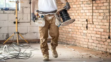 Patru din cinci meseriași au scumpit tarifele. Cât cere acum un electrician