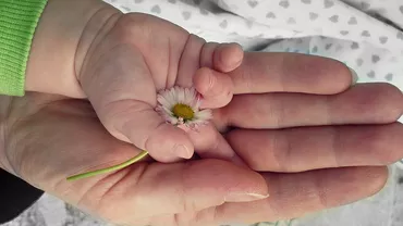 Tragedia unei mame care și-a pierdut fetița: Am plecat cu ea în brațe la spital și mi-au dat-o acasă într-un sac