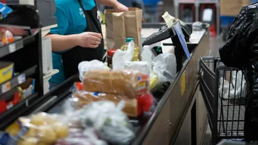 Incredibil! Cât câștiga un casier Carrefour România înainte de a fi instalate casele self-pay
