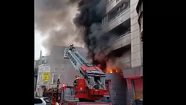 Incendiu puternic în centrul Capitalei, la 50 de metri de Magazinul Unirii. Traficul rutier a fost blocat (VIDEO)